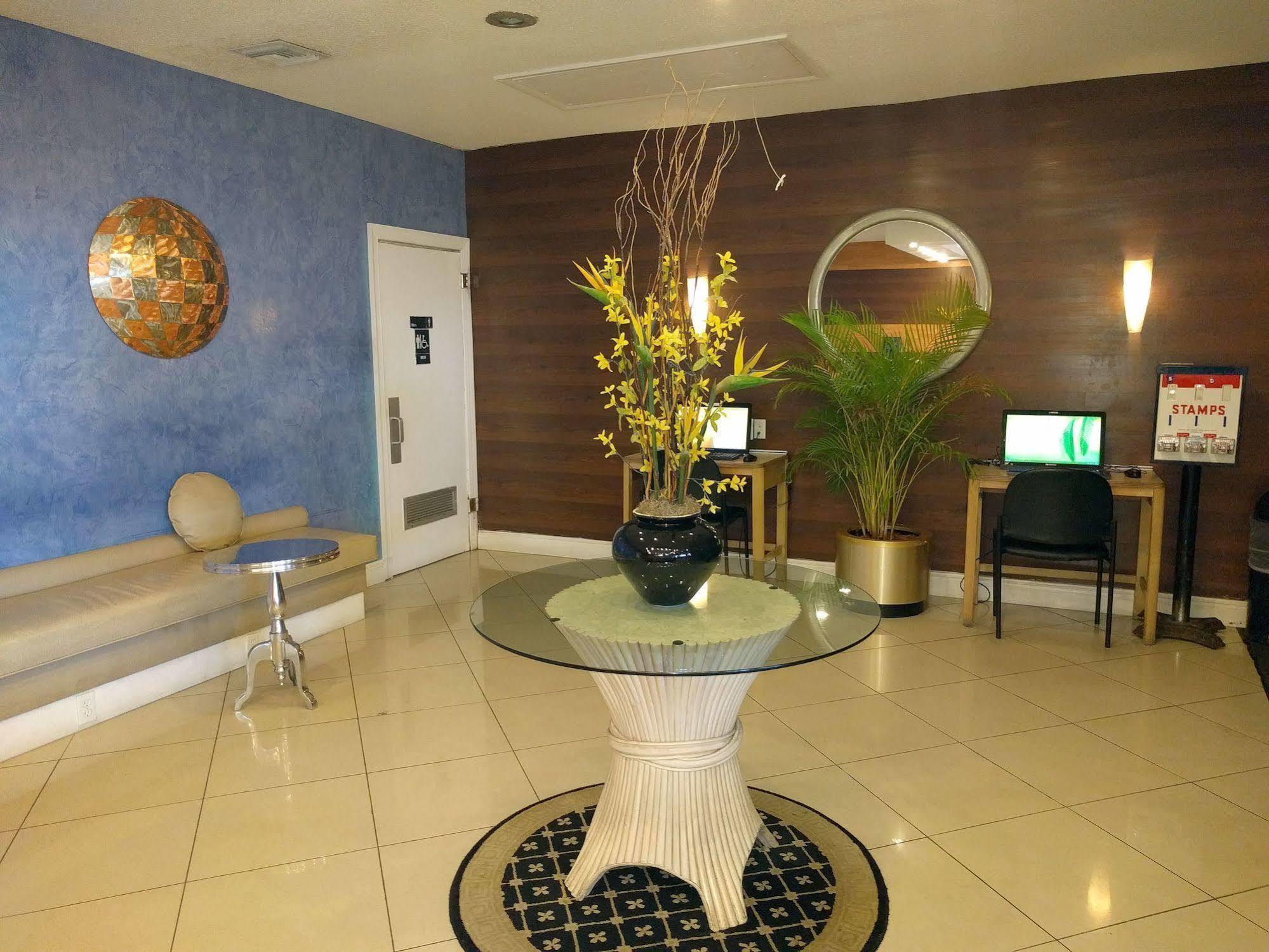 Red Carpet Airport Lauderdale Hotel