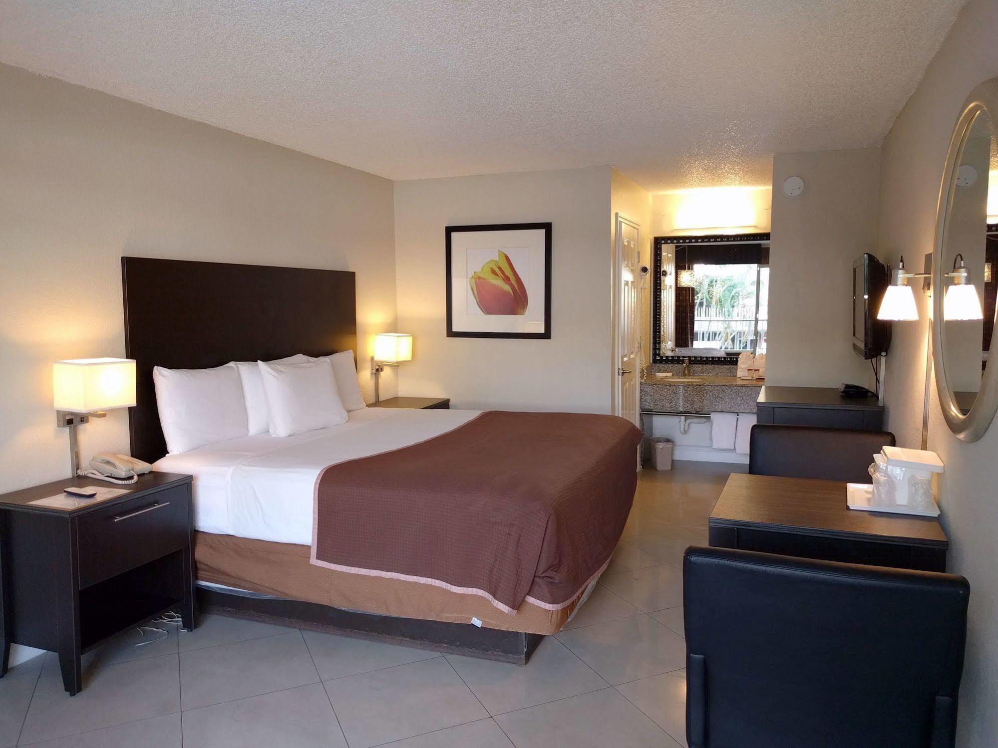 Red Carpet Airport Lauderdale Hotel 2*