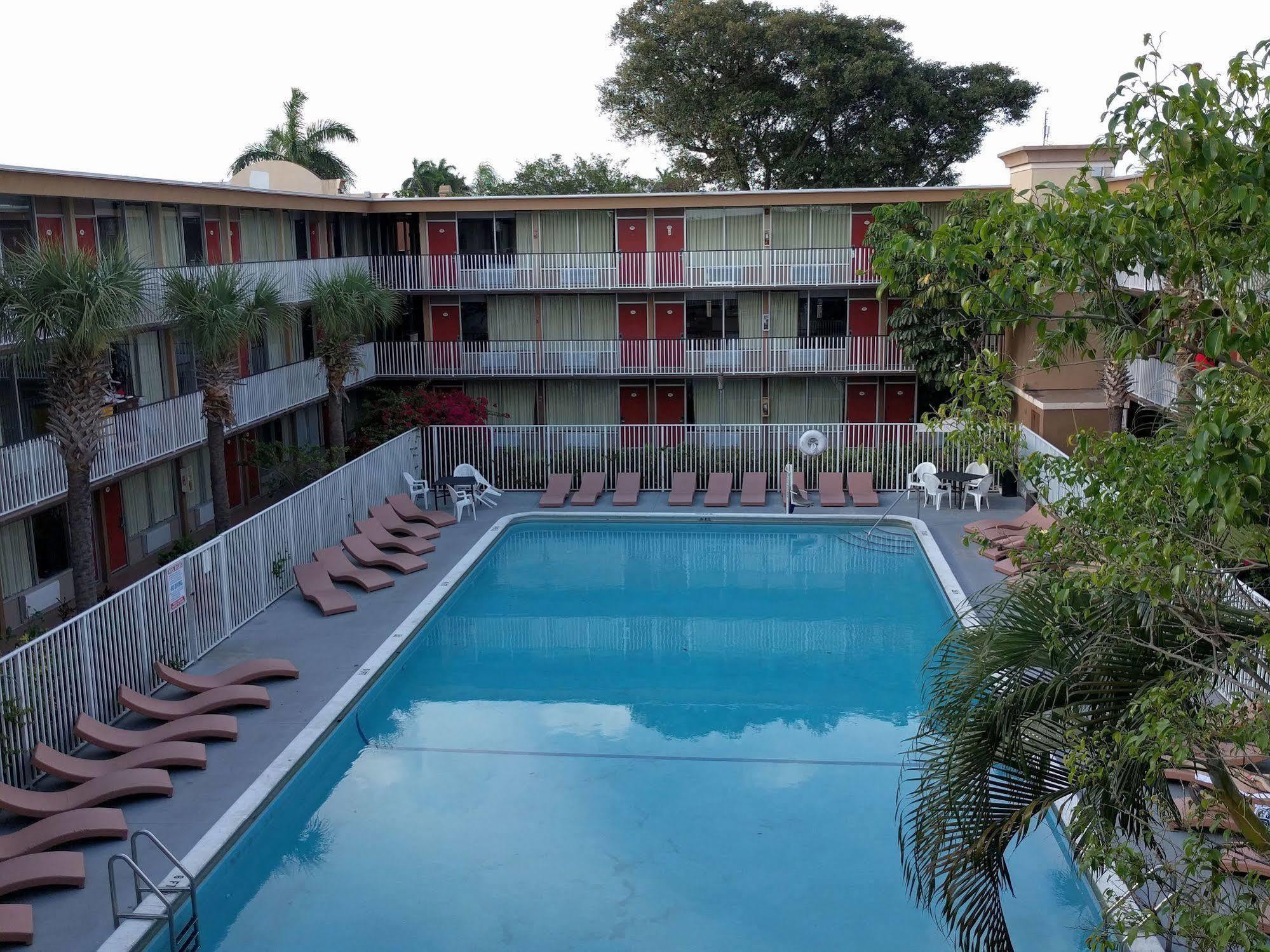 Hotel Red Carpet Airport Lauderdale 2*