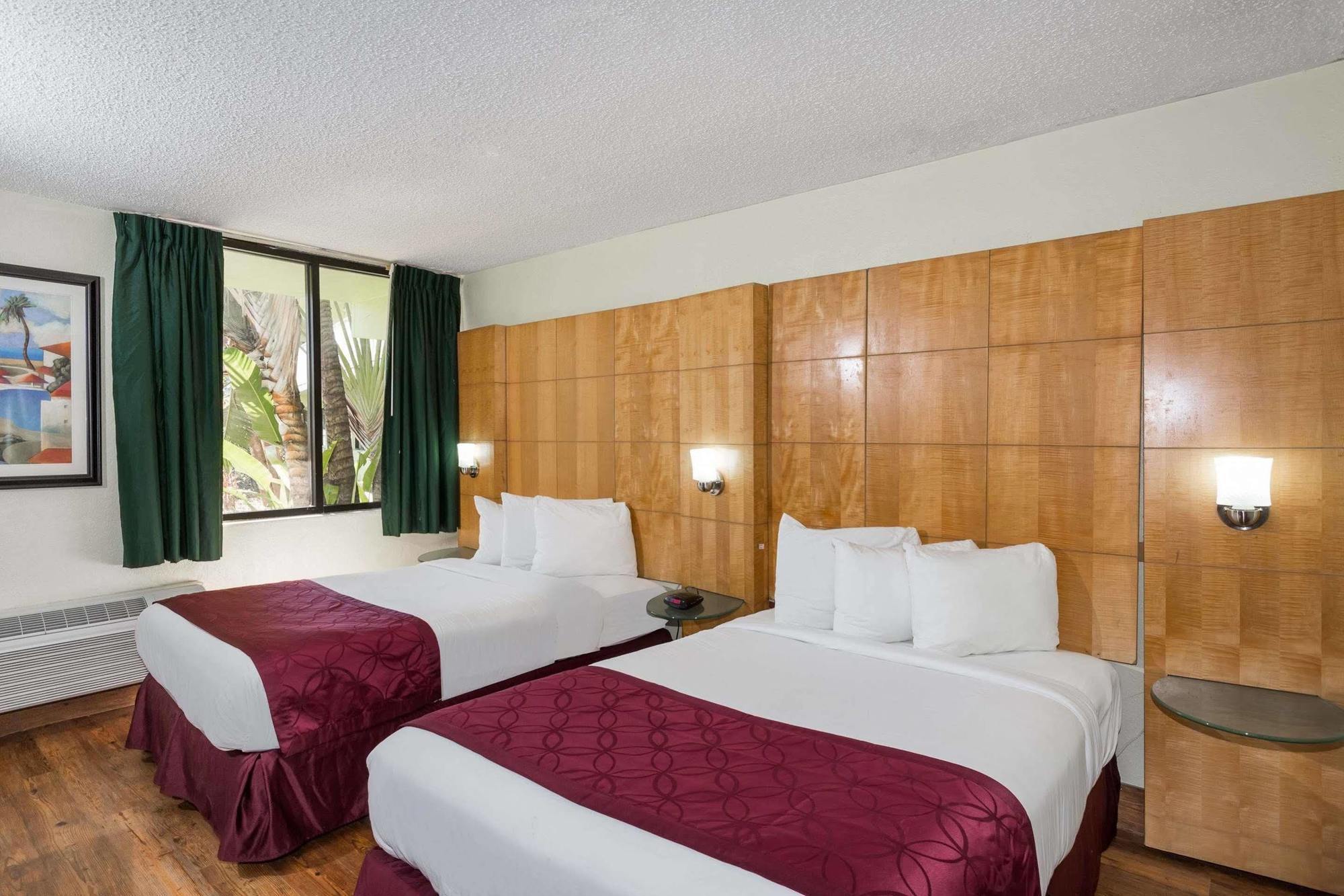 Travelodge By Wyndham Lauderdale Hotel