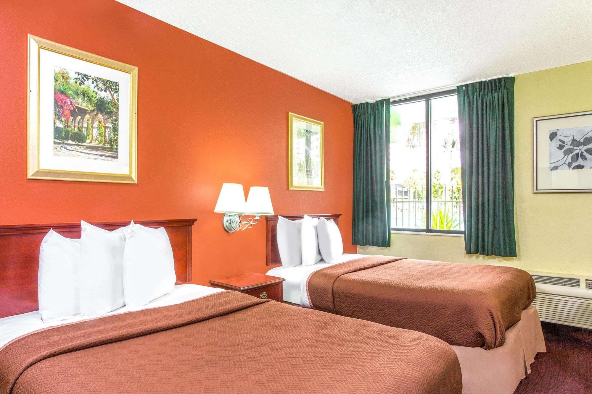 Travelodge By Wyndham Lauderdale Hotel