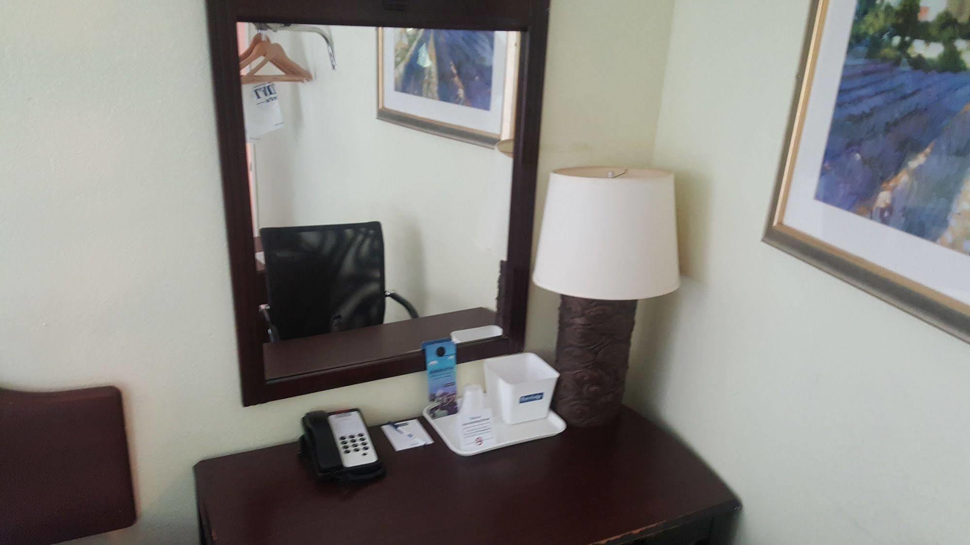 Travelodge By Wyndham Lauderdale Fort Lauderdale