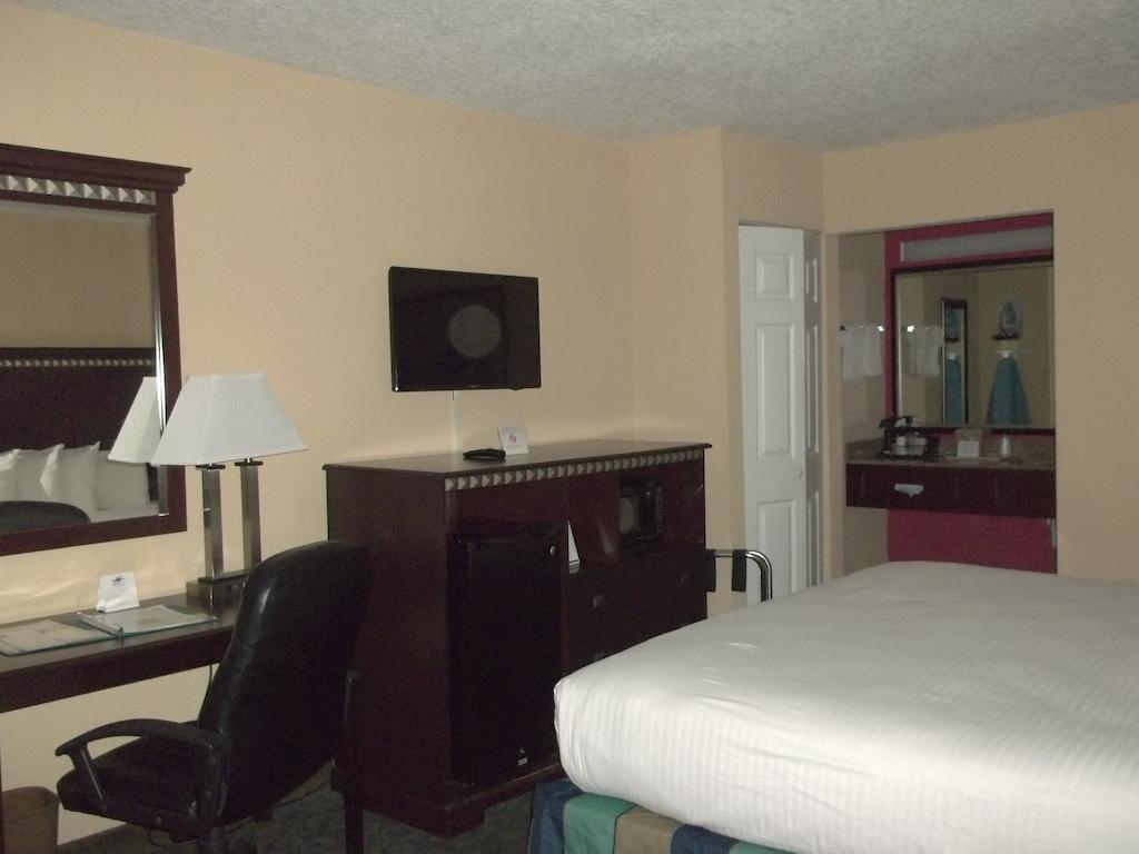 Days By Wyndham Lauderdale Airport Cruise Port Hotel 2*
