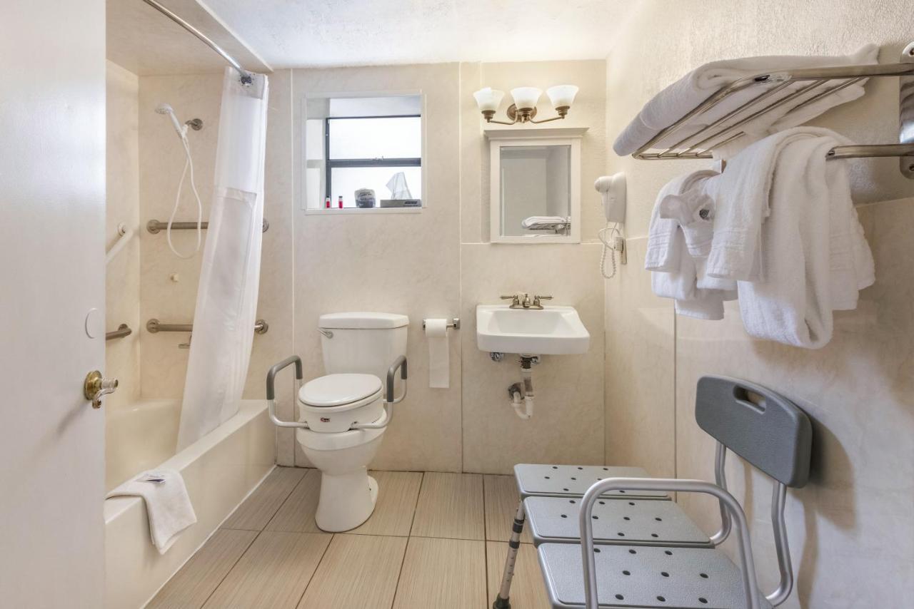 Travelodge By Wyndham Lauderdale Hotel