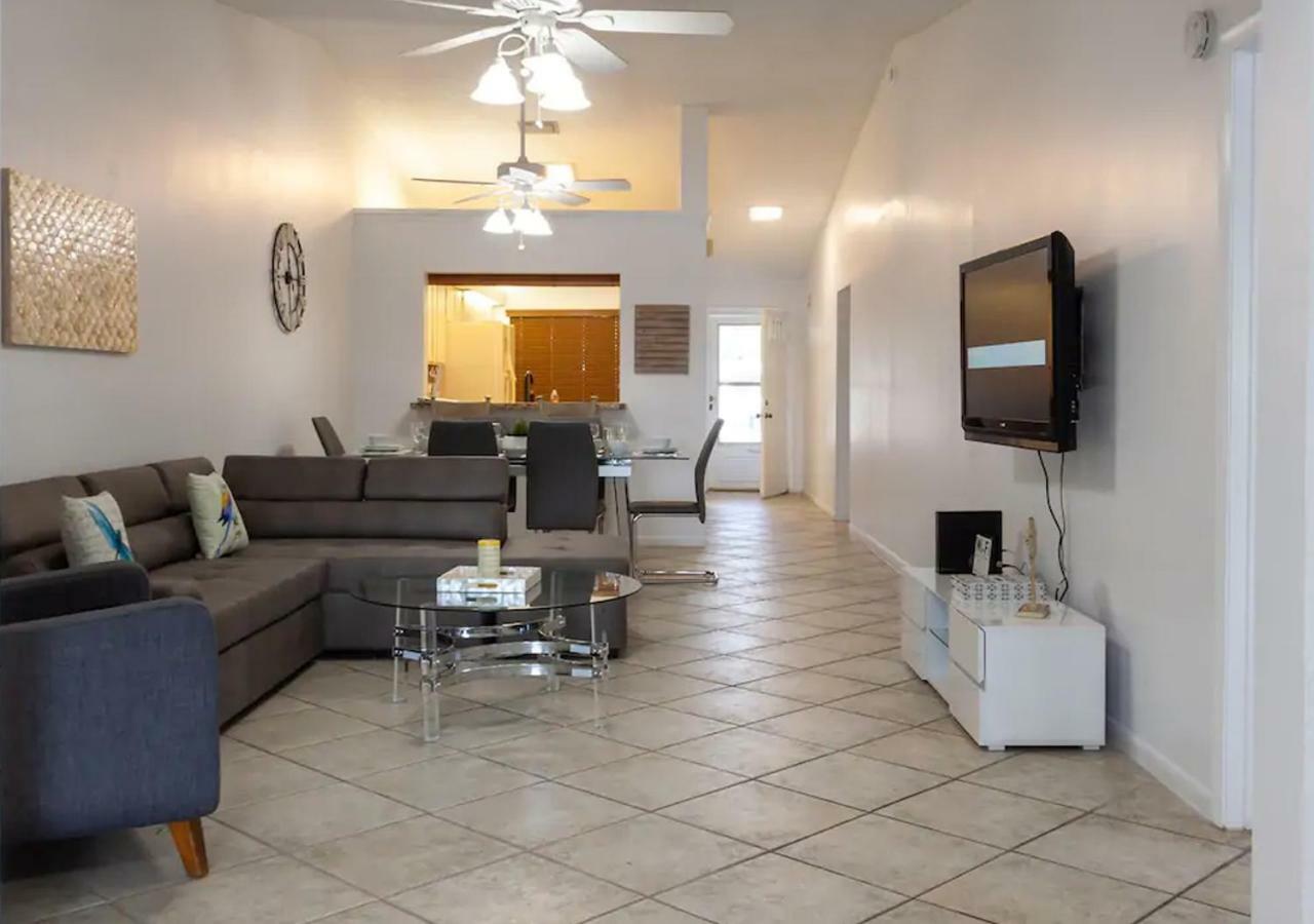 Holiday home 3,2 Lake House With Water Front Bar *