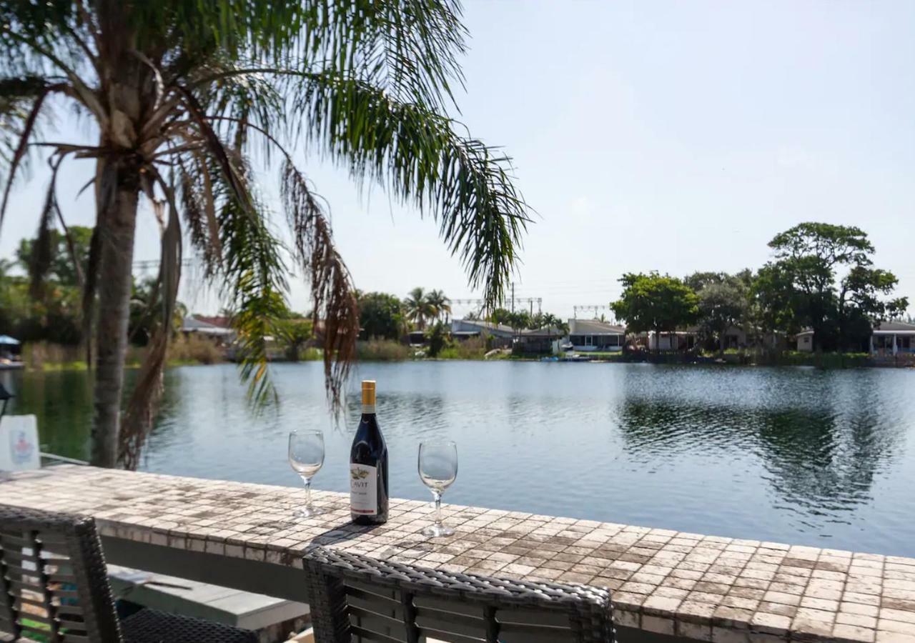 3,2 Lake House With Water Front Bar Holiday home *