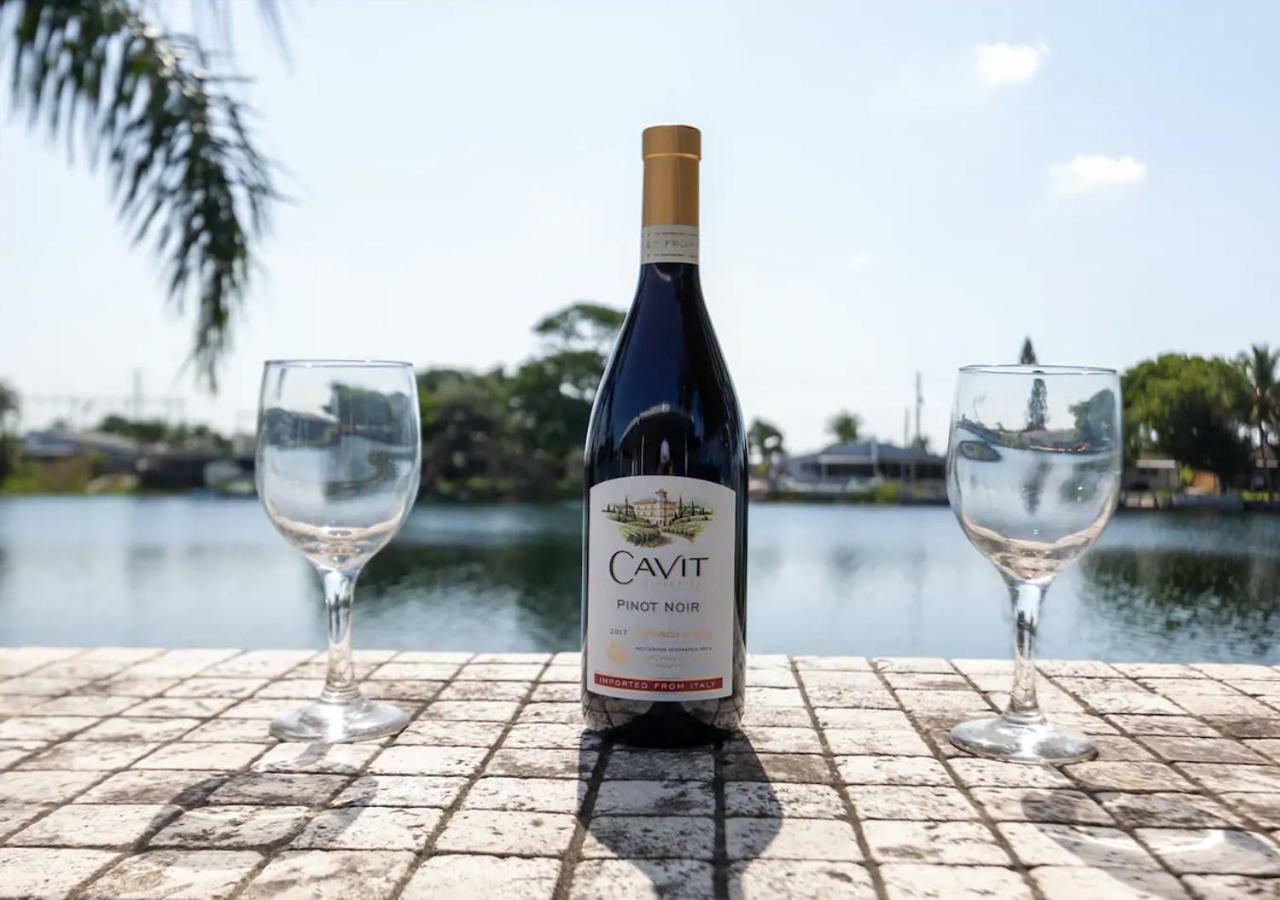 3,2 Lake House With Water Front Bar Fort Lauderdale