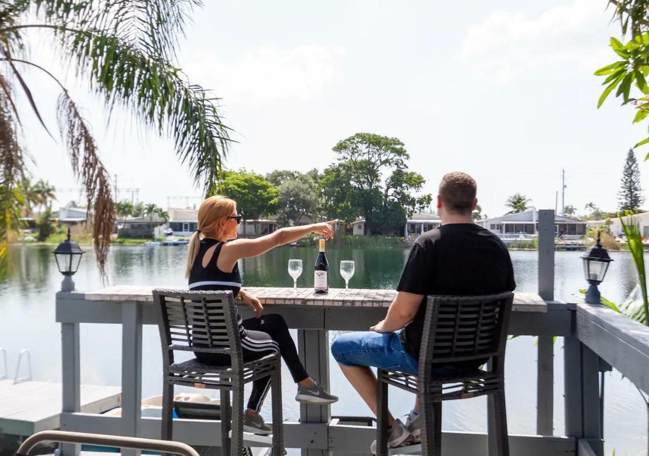 3,2 Lake House With Water Front Bar *