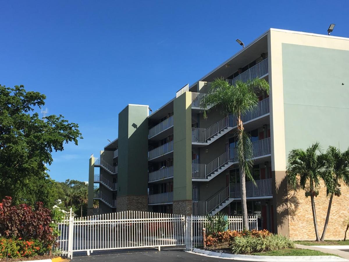 Days By Wyndham Lauderdale Airport Cruise Port Hotel 2*