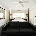 La Casa Hotel