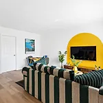 Lovely 2 Bedroom Condo In Sailboat Bend