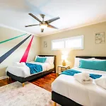 Colorful Home - Pool - Game Room - Basketball Court - Bbq & More