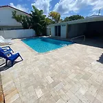 Steps To The Beach -Renovated Studio Unit #1