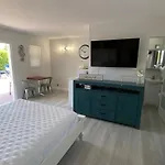 Steps To The Beach -Renovated Studio Unit #1