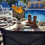 Juanita\'S Waterfront Villa