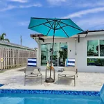 Sandy\'S Sunshine Oasis
