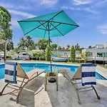 Sandy\'S Sunshine Oasis