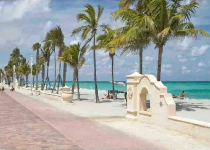 Stylish Town House 5 Minutes From Downtown Fort Lauderdale!