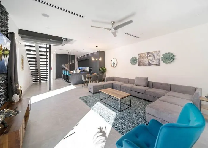 Luxury Home W 2 Pools Near Beach