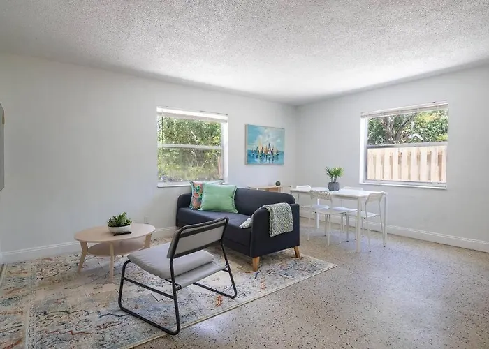 Lovely 2 Bed 1 Bath Near Las Olas W/Free Parking!