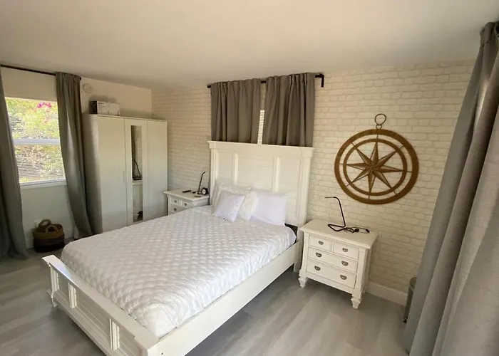 Steps To The Beach -Renovated Studio Unit #1