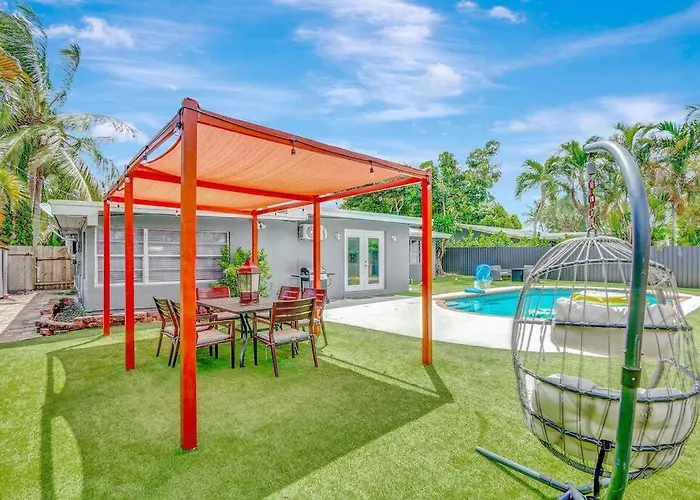 3Br 2Ba Home With Pool Near Nightlife And Beach!