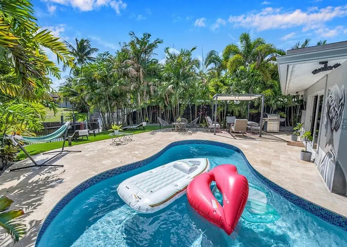 Givenchy Waterfront Villa With Hot Tub & Bbq