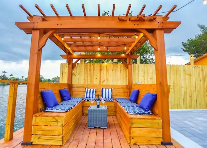 5 Star Pergola & Dine On Sun-Splashed Luxury Deck