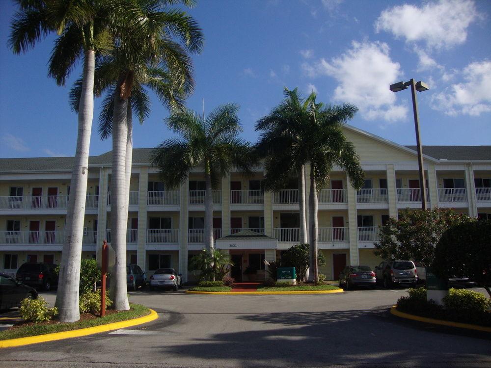 Motel Hometowne By Red Roof Lauderdale