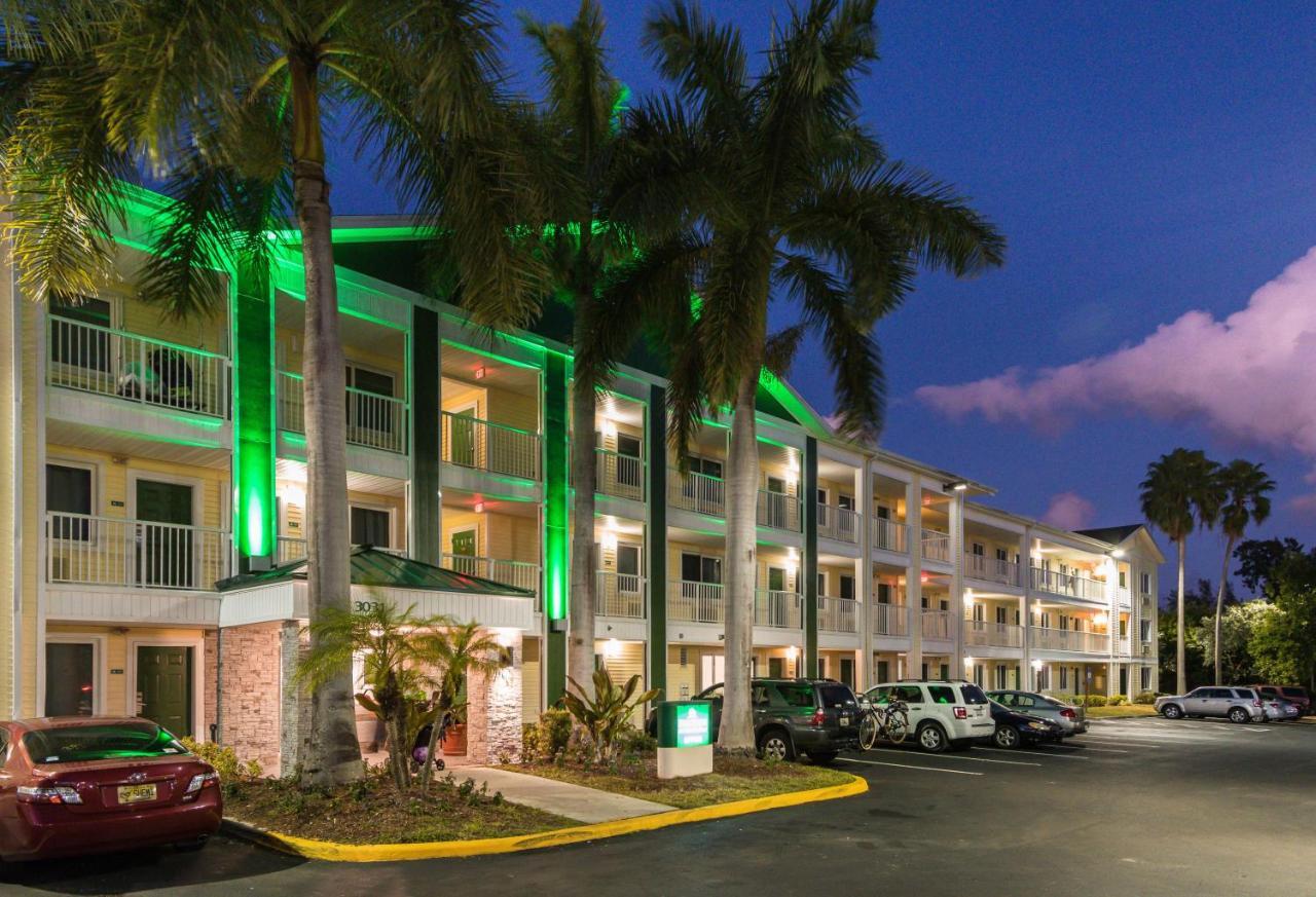 Hometowne By Red Roof Lauderdale Motel 2*
