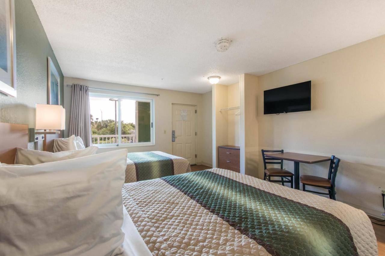 Hometowne By Red Roof Lauderdale 2*