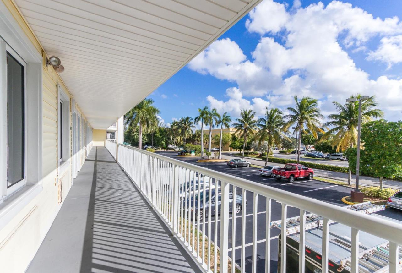 Motel Hometowne By Red Roof Lauderdale