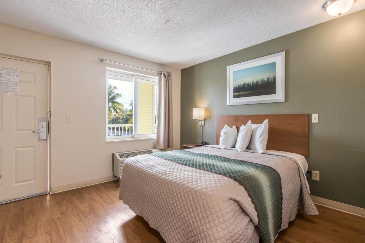 Hometowne By Red Roof Lauderdale 2*