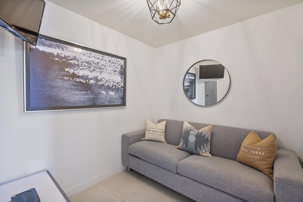 914 Tiffany House Apartment *