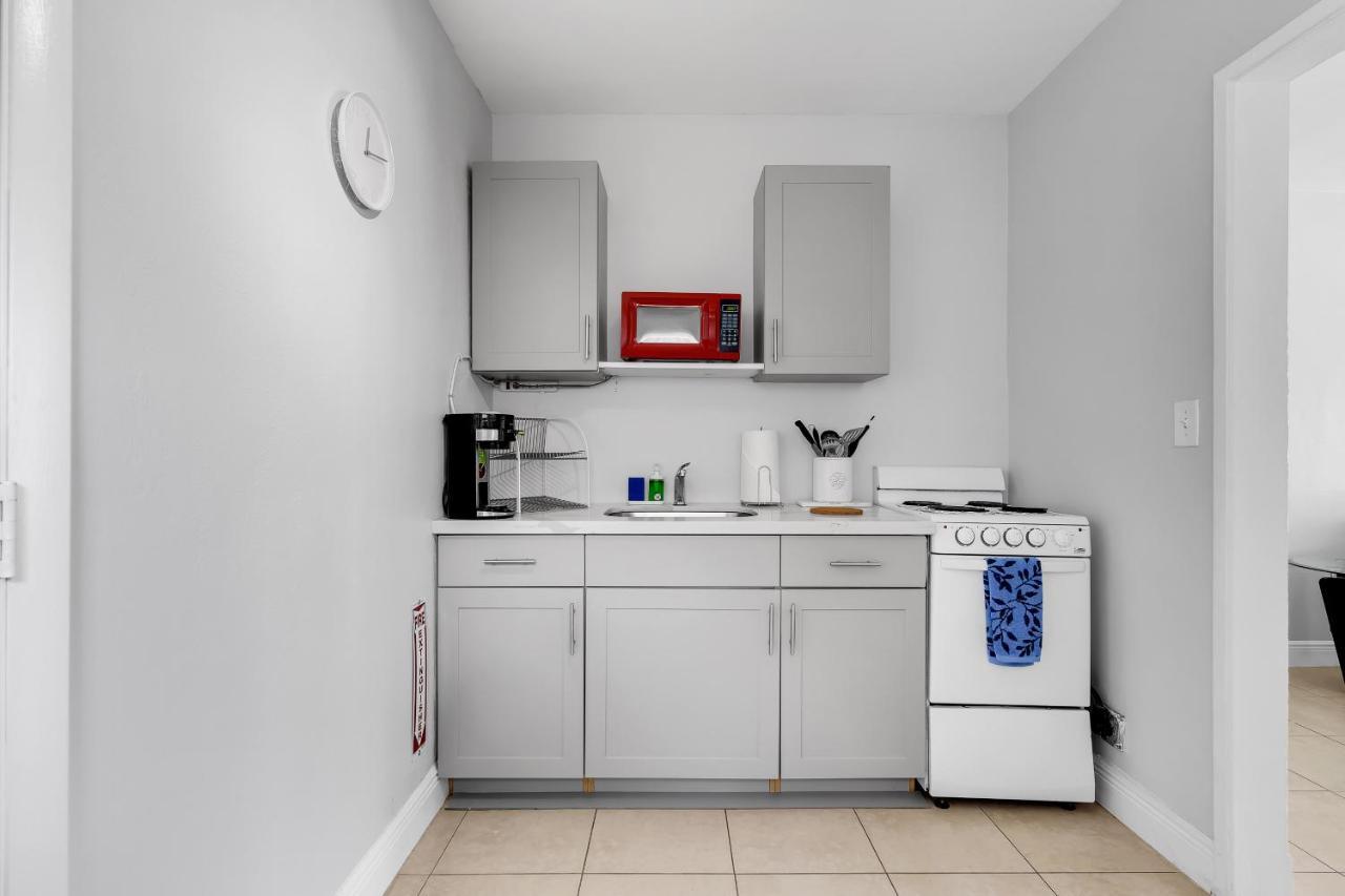 The Blue House Lauderdale Airport/cruise Guest house 4*