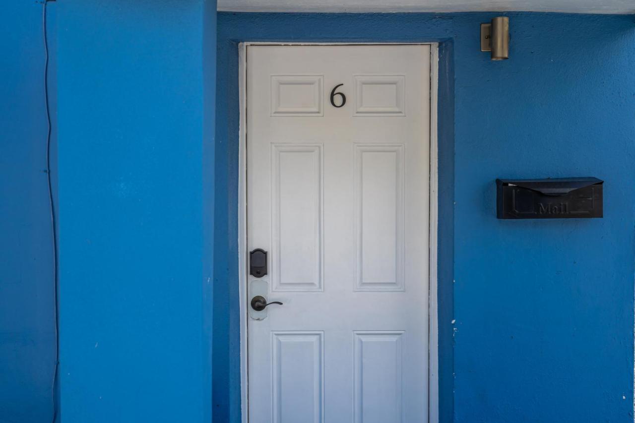 The Blue House Lauderdale Airport/cruise Guest house