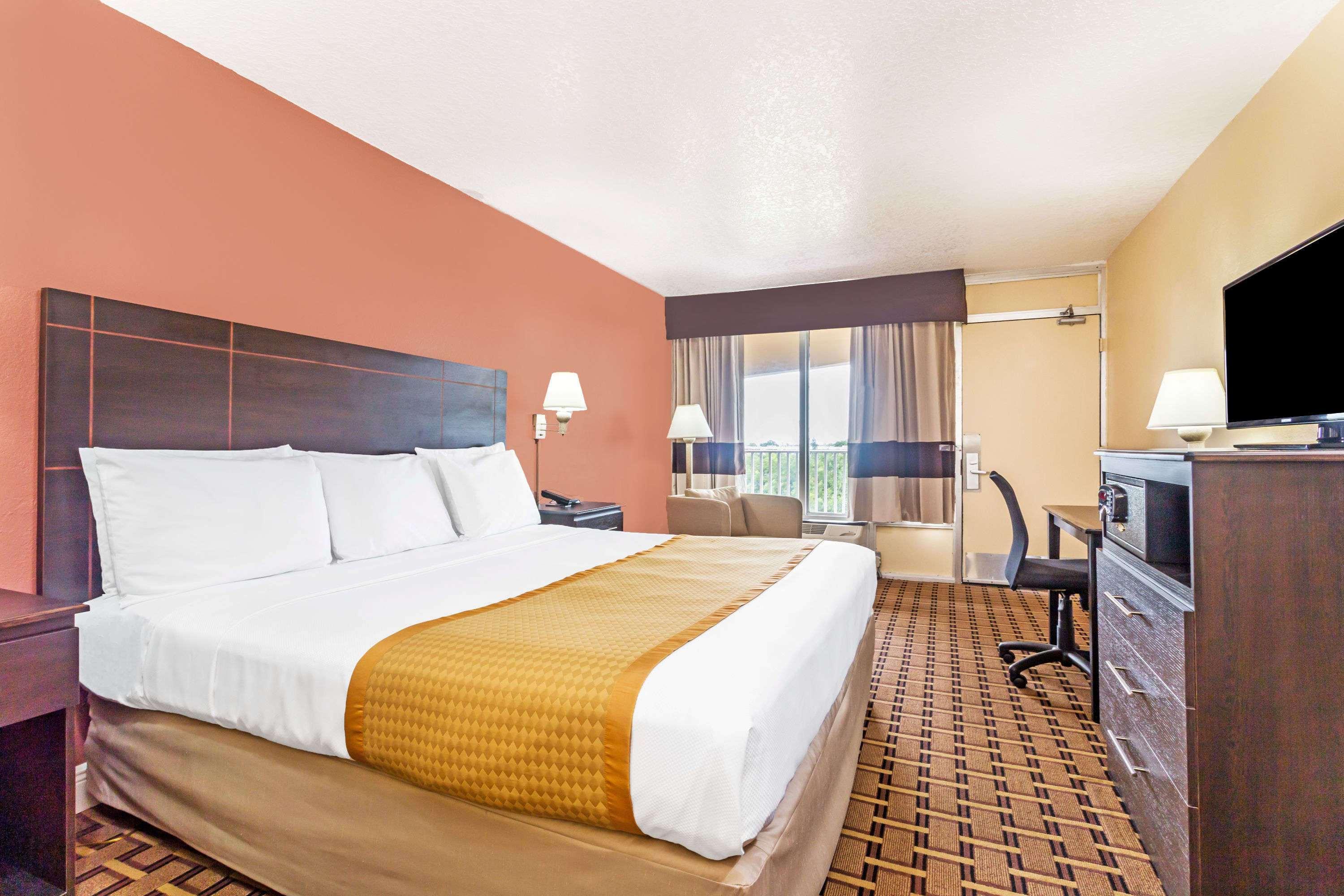 Days By Wyndham Lauderdale-oakland Park Airport N Hotel