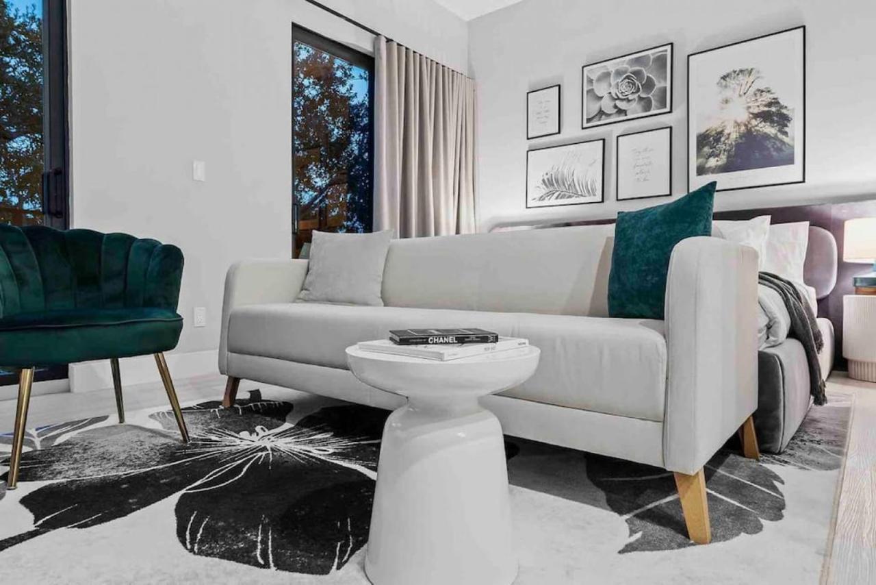 Pretty Rola 304 Luxury W King Bed Area * Fort Lauderdale