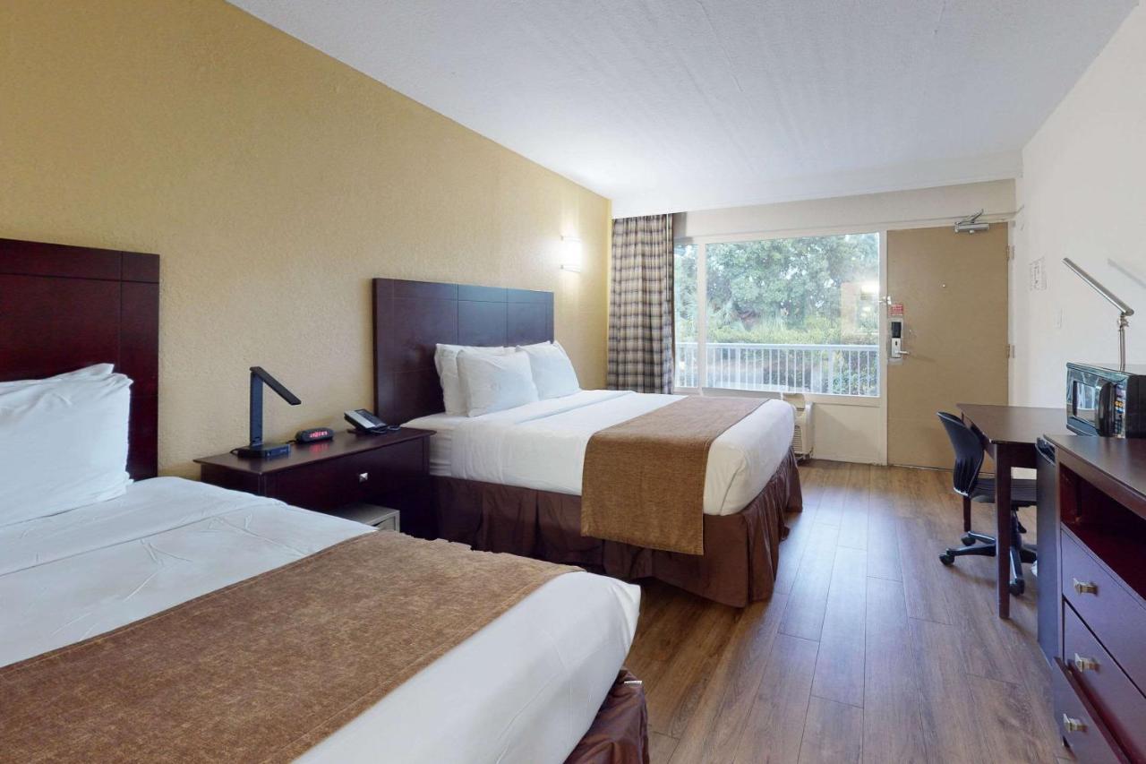 Rodeway & Lauderdale Airport & Cruise Port Hotel 3*