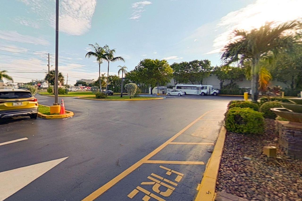 Rodeway & Lauderdale Airport & Cruise Port Hotel