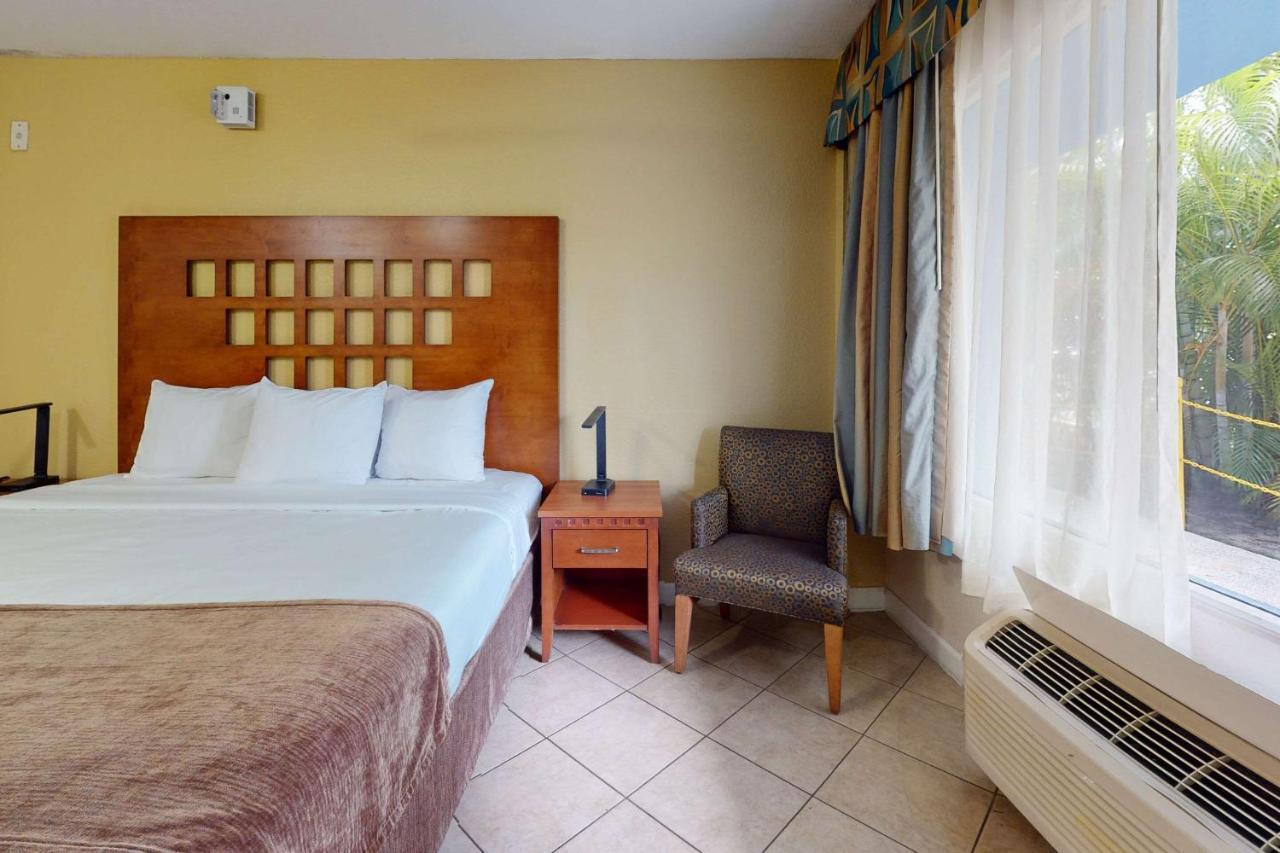 Rodeway & Lauderdale Airport & Cruise Port Hotel