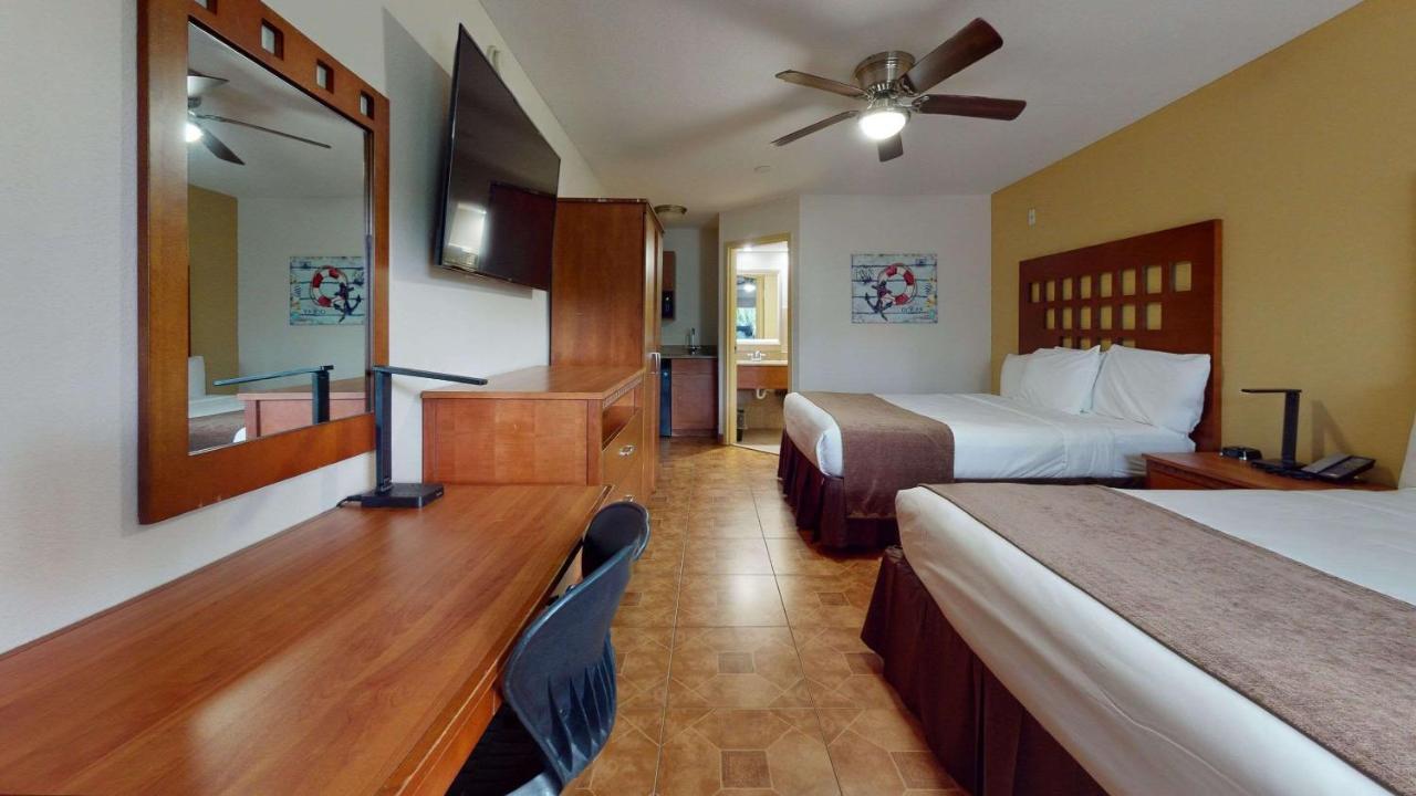 Rodeway & Lauderdale Airport & Cruise Port Hotel 3*