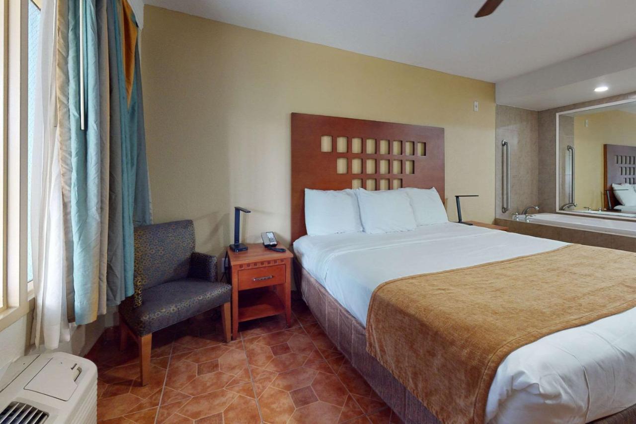Rodeway & Lauderdale Airport & Cruise Port Hotel
