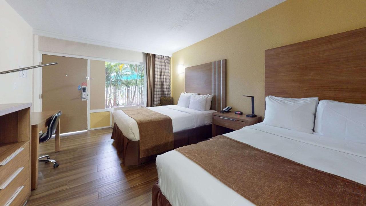 Rodeway & Lauderdale Airport & Cruise Port Hotel