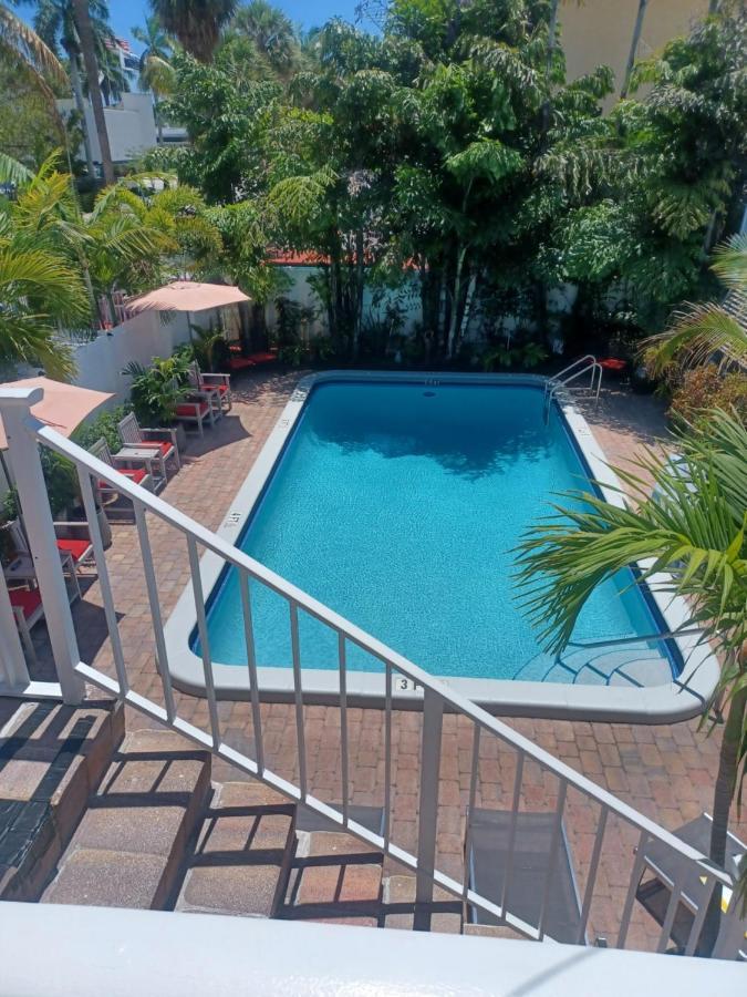 The Big Coconut - Gay Men's Hotel Fort Lauderdale