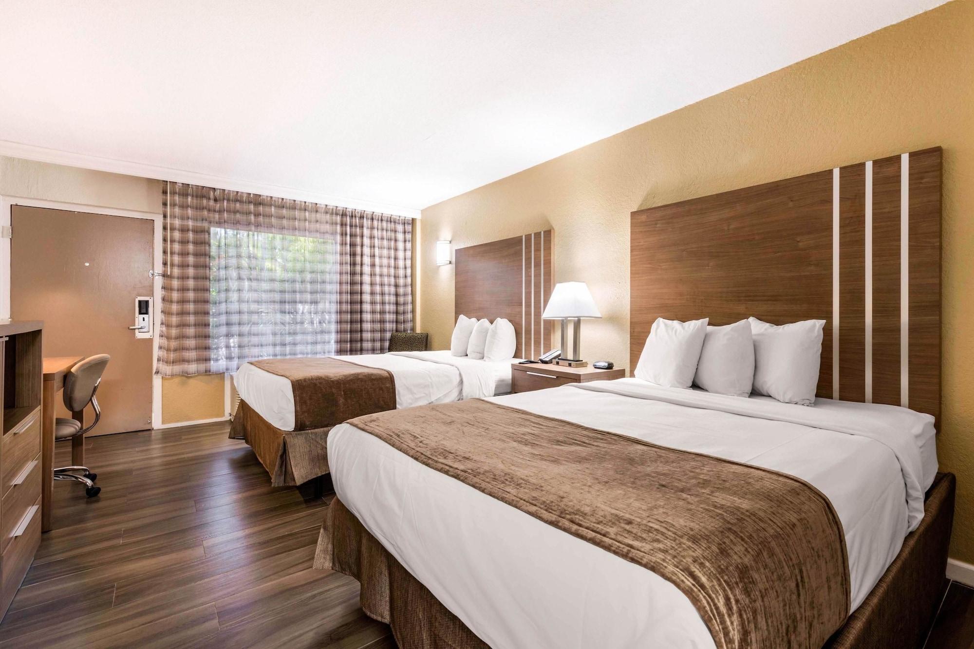 Rodeway & Lauderdale Airport & Cruise Port Hotel 3*
