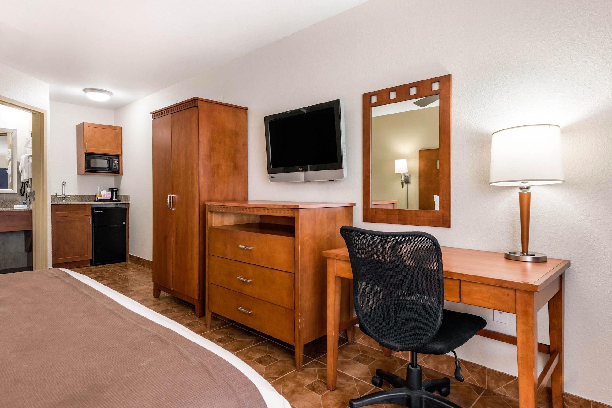 Rodeway & Lauderdale Airport & Cruise Port Hotel 3*