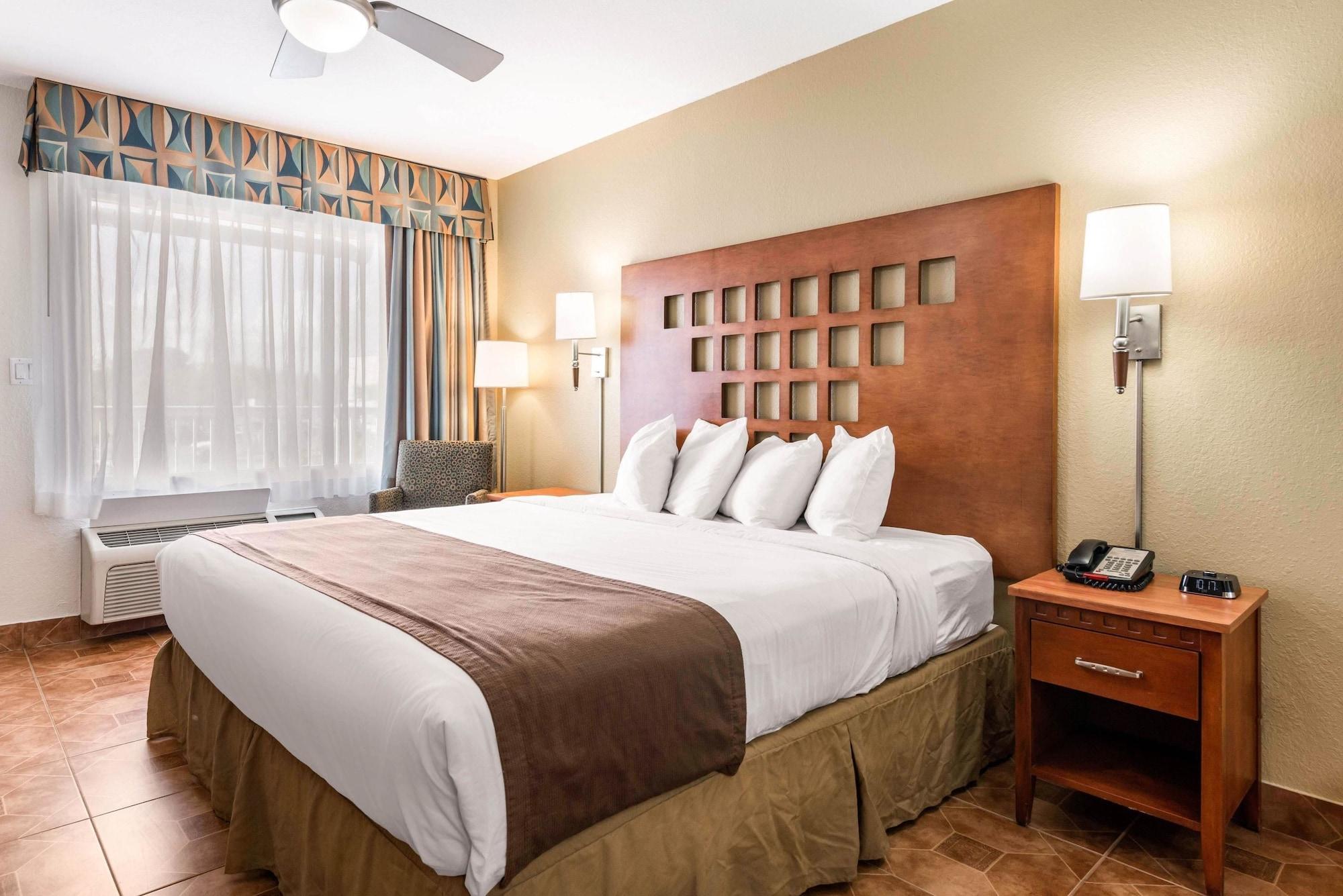 Rodeway & Lauderdale Airport & Cruise Port Hotel