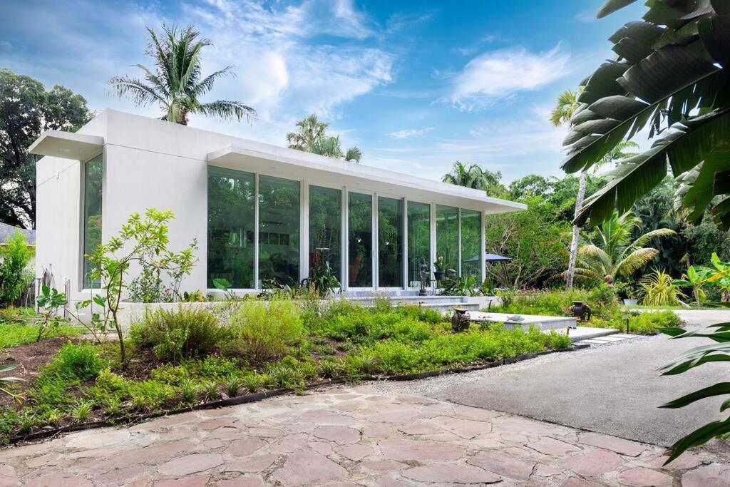 Apartment In Paradise *
