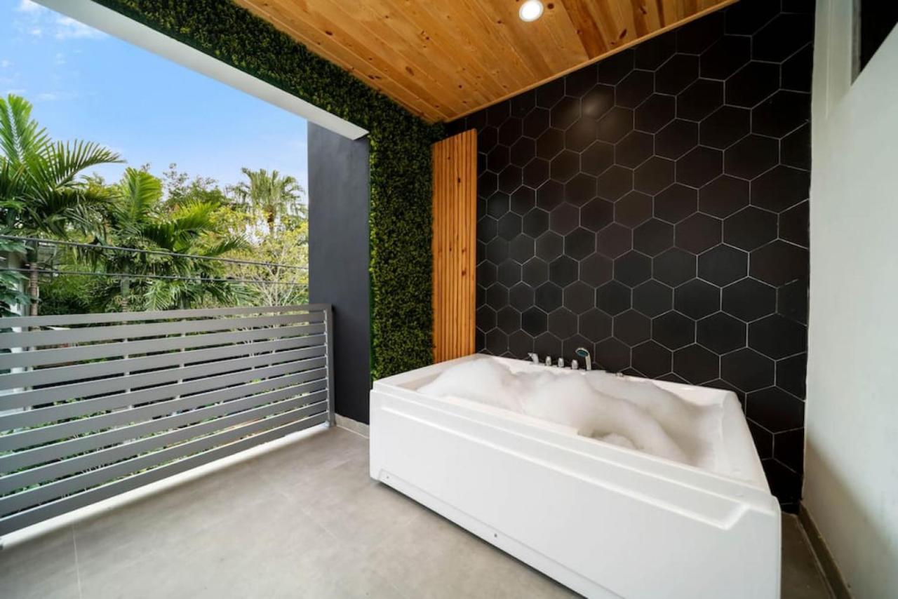 Luxury W 2 Pools Near Holiday home *